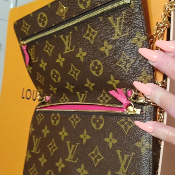 Louis vuttion crossbody - Picture 4 of 9